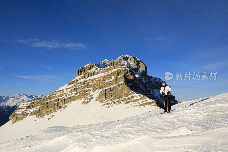 男子滑雪者滑雪在意大利阿尔卑斯山Dolomite滑雪场。意大利坎皮格利奥的麦当娜。欧洲。