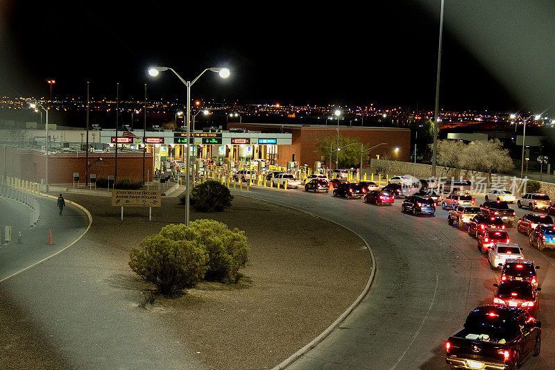 德克萨斯州埃尔帕索和奇瓦瓦州华瑞兹之间的美墨国际边境上，等待穿越边境的车辆排起了长龙
