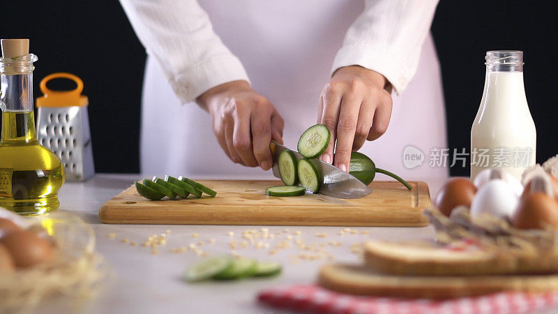 圆切黄瓜在切菜板上