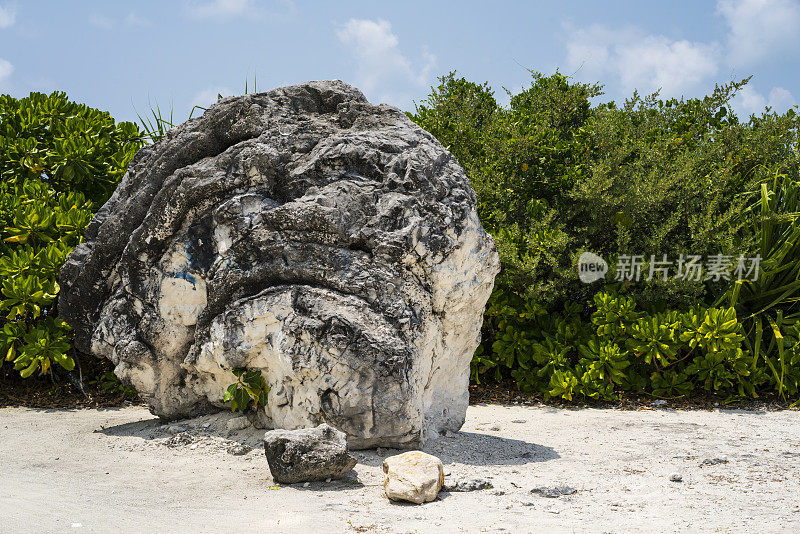 岩石，马尔代夫卡福环礁上迪古拉岛的最高点