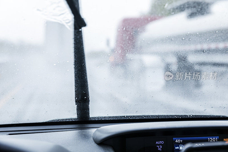 溅水雨刷通过油罐车拖车