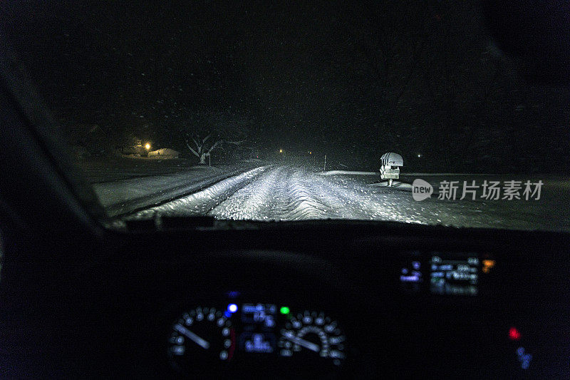 冬夜驾车穿过极深的暴风雪雪沟