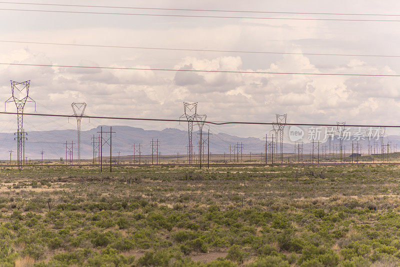 美国内华达州犹他州的能源输电线塔和杆子