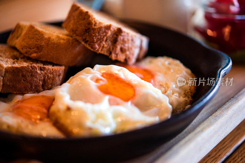 早餐是煎蛋、樱桃番茄和面包