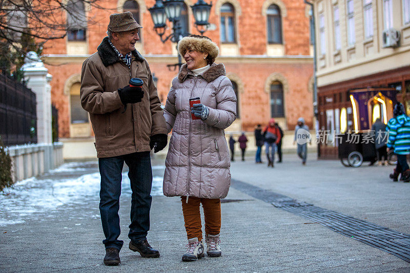 一对快乐的老年夫妇在城市里散步