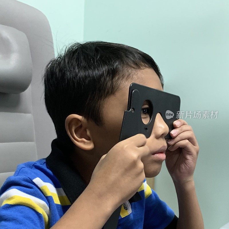 亚洲男孩在验光师做眼睛测试