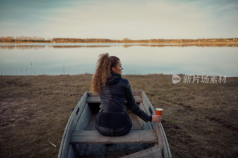 年轻美丽的女人享受自然