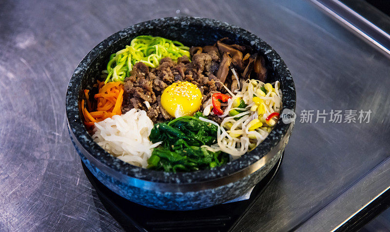 传统的韩国石锅拌饭被端上餐桌
