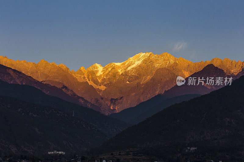 云南雪山黄昏