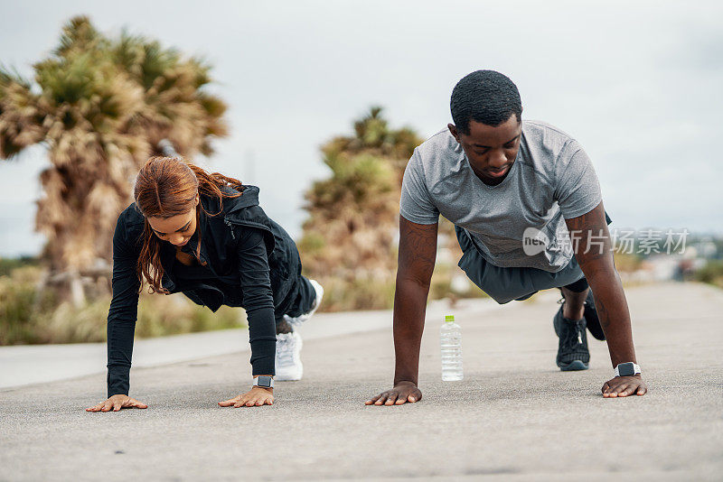 年轻夫妇在跑步或慢跑前后做一些俯卧撑