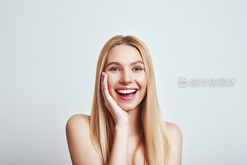 如此高兴的原因。快乐的年轻女子在接受一些积极的消息时快乐地微笑着。
