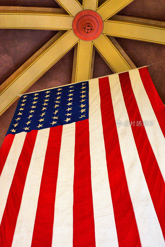 天花板上垂直悬挂的美国国旗