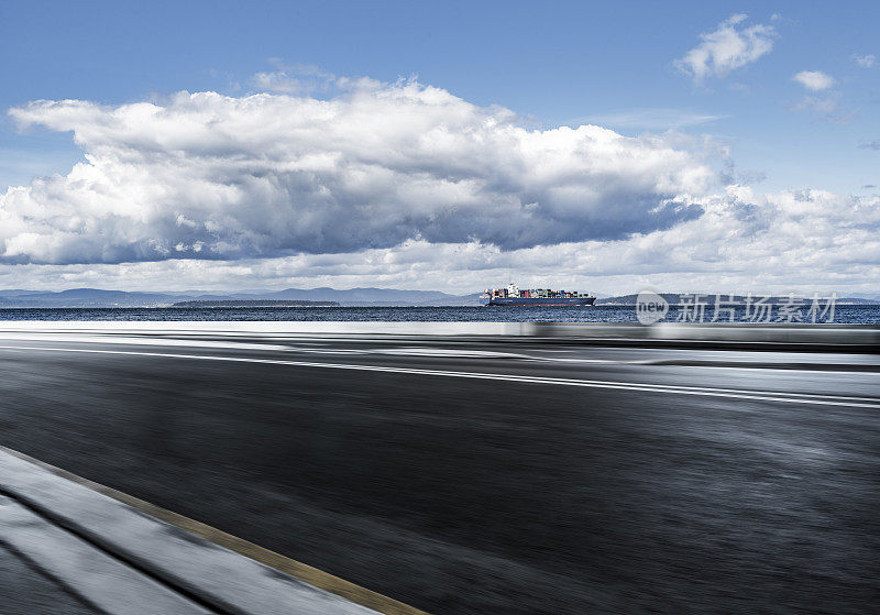 模糊运动的沿海道路与集装箱船的背景