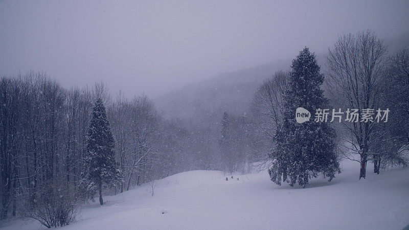 冬季仙境。的雪山风景