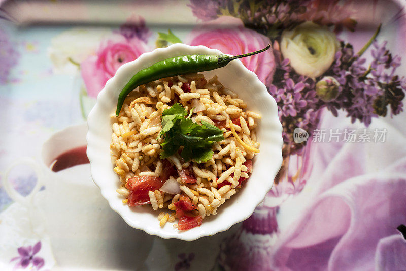 Bhelpuri，传统的辣素食，印度小吃在碗里