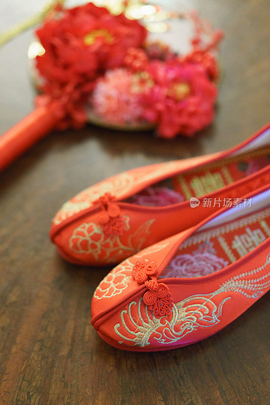中国传统婚礼上的红色婚礼鞋和手扇