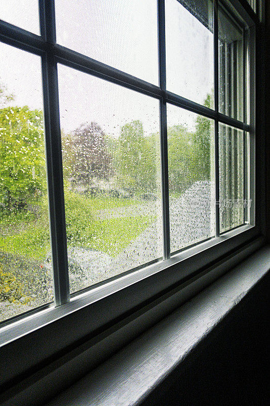 大雨模糊了卧室的窗户