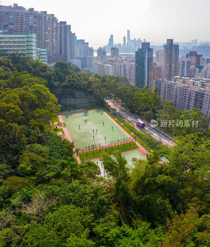 足球场和香港城市景观，大多是公寓楼