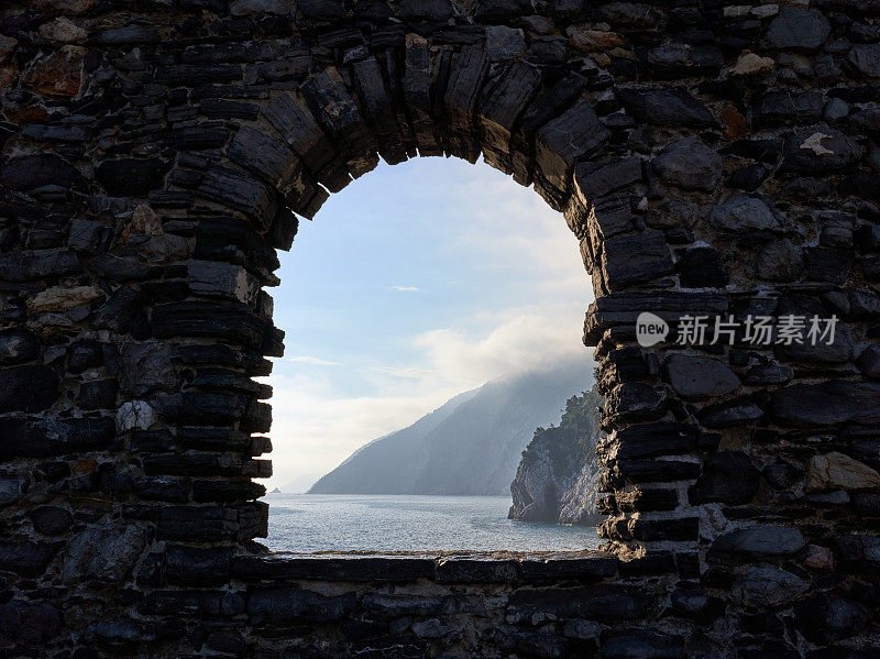 意大利利古里亚的维涅里港，一个拱形开口后面的海岸线