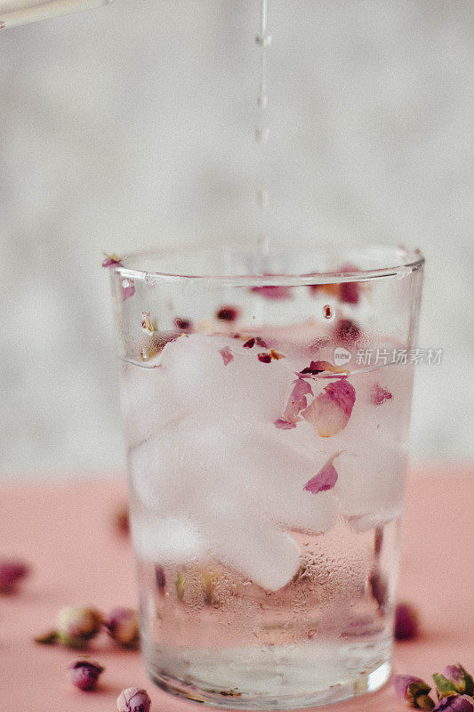 玫瑰水喝凉的粉红色和大理石背景