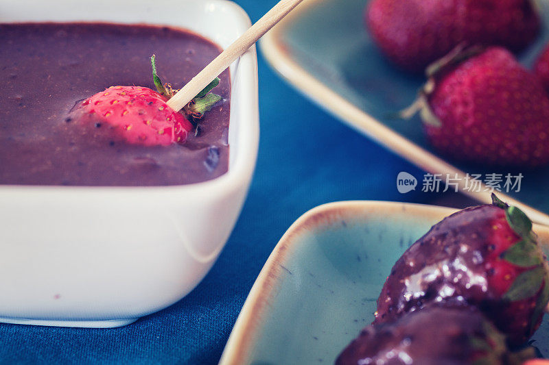 冰冻草莓裹着融化的巧克力，特写