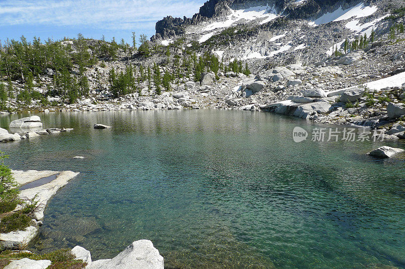 沿着麦克莱伦峰的迷人湖泊步道徒步旅行