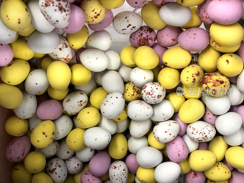 这是英国传统糖果店出售的一堆带斑点的巧克力迷你复活节彩蛋的特写图片