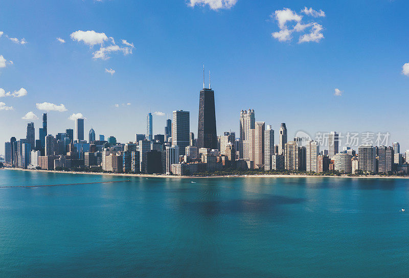 鸟瞰图芝加哥滨水城市天际线与约翰汉考克大楼和密歇根湖