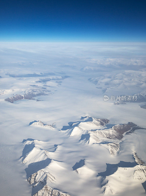 冰雪覆盖的格陵兰山。