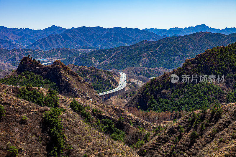 春天环绕北京的群山