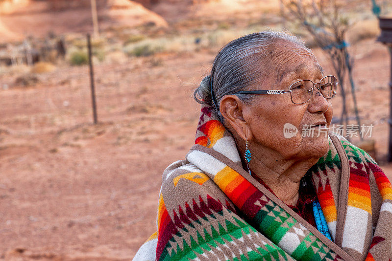 传统的纳瓦霍老妪在传统服装摆姿势在霍根在纪念碑谷亚利桑那州