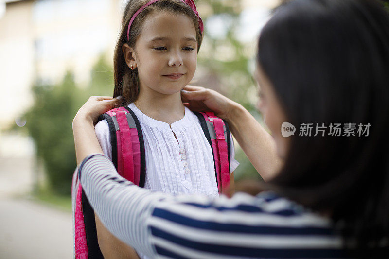 妈妈送女儿去上学