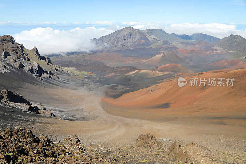 山顶的哈雷阿卡拉火山口