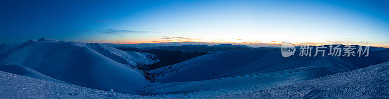 美妙的星空。冬天的风景和雪峰。喀尔巴阡山脉。乌克兰。欧洲。