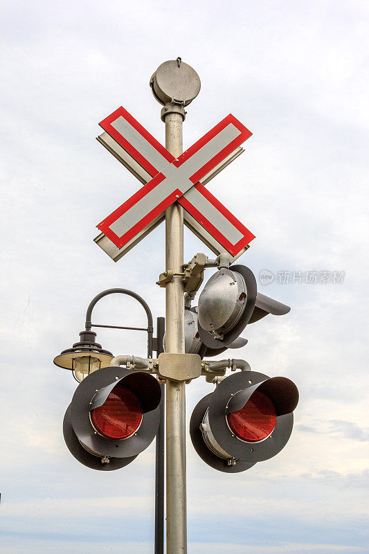 加拿大铁路过境警告标志