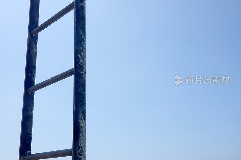 老梯子对着蓝天