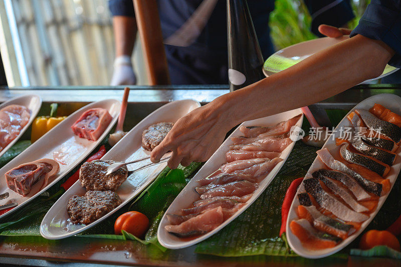 在自助餐时选择生食