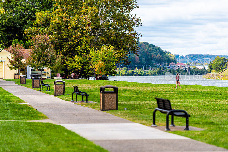 西弗吉尼亚州查尔斯顿大学校园内的公园和长椅