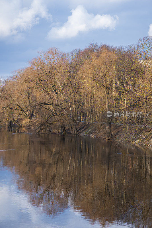 爱沙尼亚塔尔图，树木倒映在Emajõgi河上