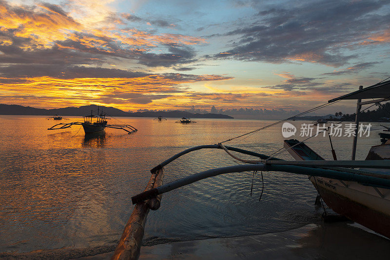 菲律宾巴拉望的巴顿港，充满活力的日落