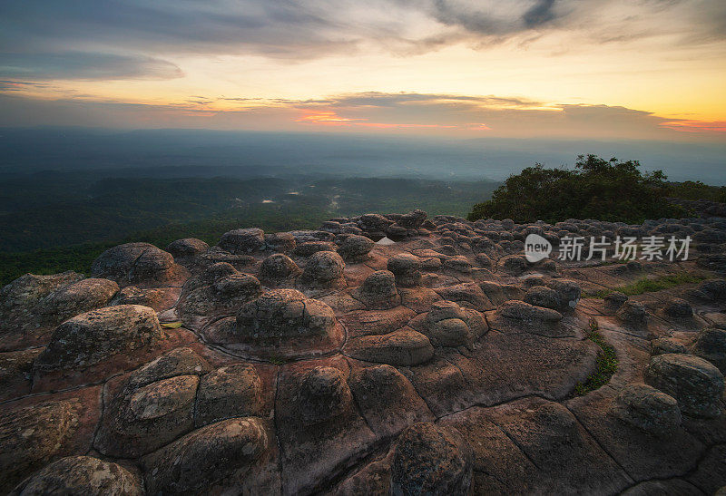 这是泰国蓝欣浦国家公园的圆形石头地面