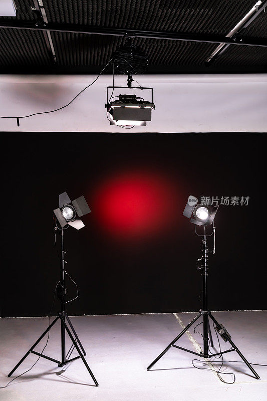 照片和视频工作室，两个led聚光灯，在幕后