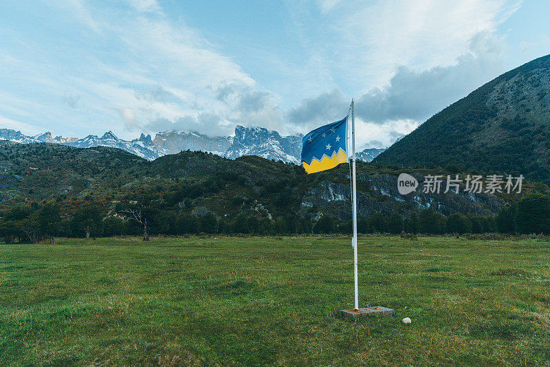 风景秀丽的巴塔哥尼亚旗在山区在托雷斯德尔潘恩国家公园