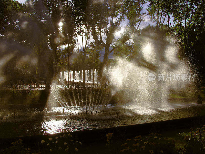 Saint-Étienne是法国中东部的一个城市，在中央山区，在Auvergne-Rhône-Alpes地区里昂西南55公里(34英里)，在连接图卢兹与里昂的主干道上。圣-Étienne是卢瓦尔省的首府。