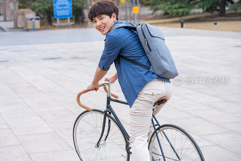 大学生在校园里骑自行车