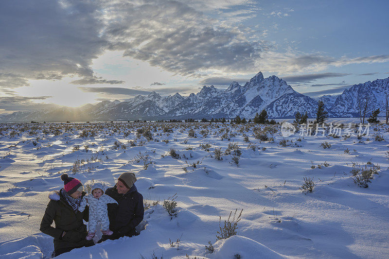 在美国的大提顿国家公园和黄石国家公园，在冬天的日落雪中玩圣诞节