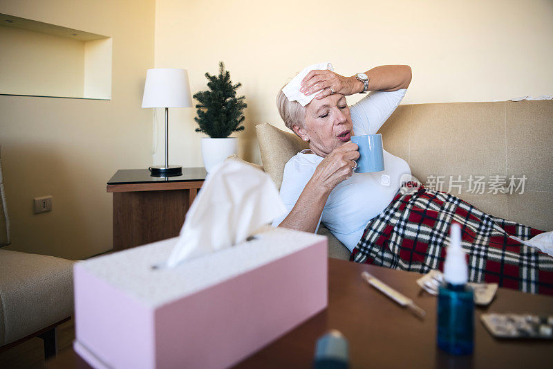一位患流感的老妇人躺在家里