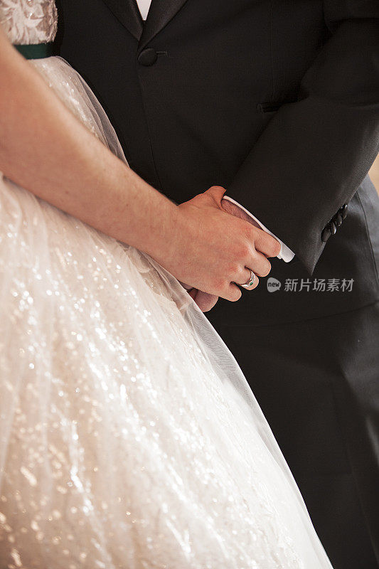 新娘和新郎在婚礼上彼此紧握，手的特写