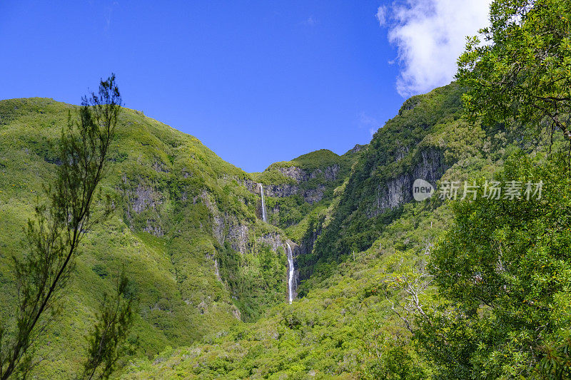 在美丽的夏日里，马德拉岛附近的山区里的里斯科瀑布Rabaçal和勒瓦达做里斯科步道