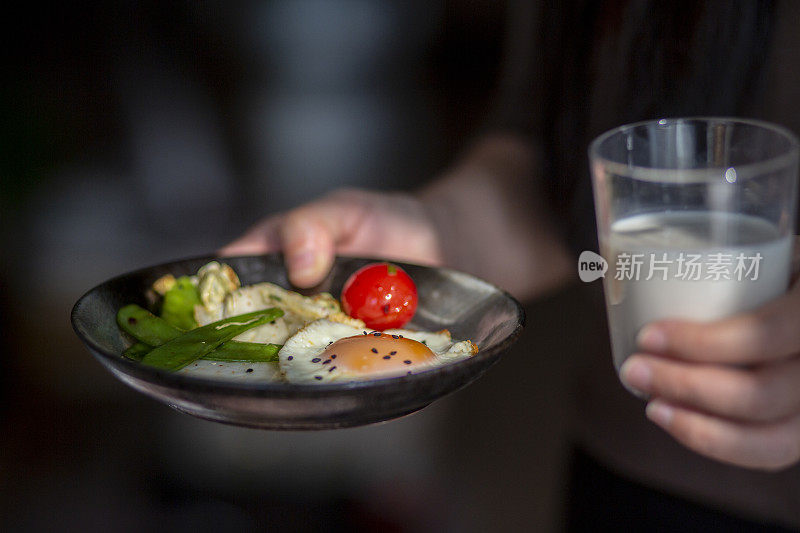 自制早餐:牛奶、煎蛋、烤蔬菜